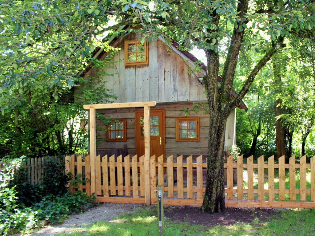 Gartenahus mit Zaun