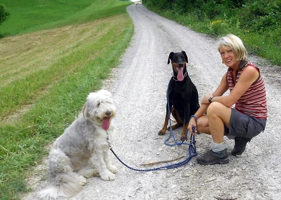 Sommerurlaub mit Hund Wandern mit 2 Hunden an der Leine