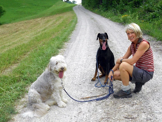 Sommerurlaub mit Hund Wandern mit 2 Hunden an der Leine